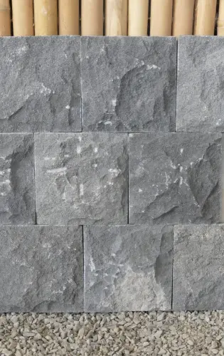 Artikelbild des Artikels “Schwarze Lavastein-Wandfliesen, Qualität für den Exportmarkt, Größe 20 x 20 cm (0,04m²) Preis pro 1 m² / 25 Stück. “